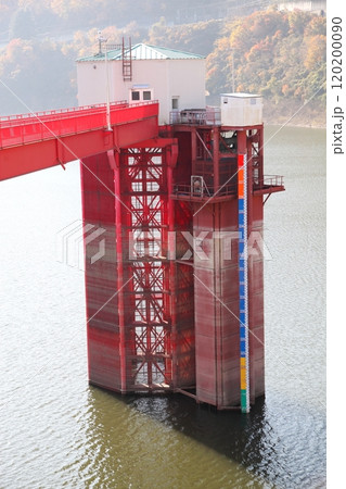 白川ダムの取水塔 120200090