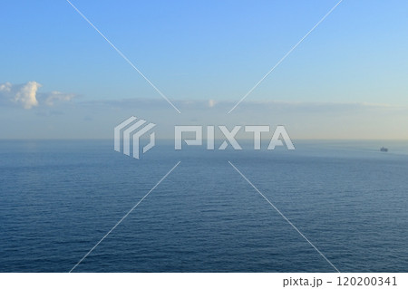 渥美半島から見た夕方の太平洋の風景 120200341