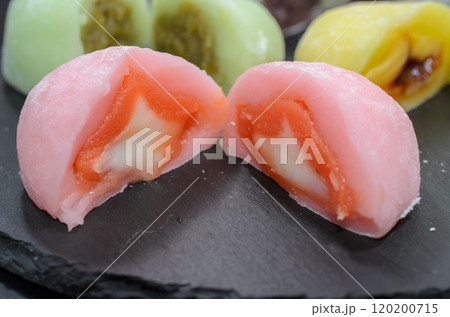 甘さ控え目のイチゴミルク大福 120200715