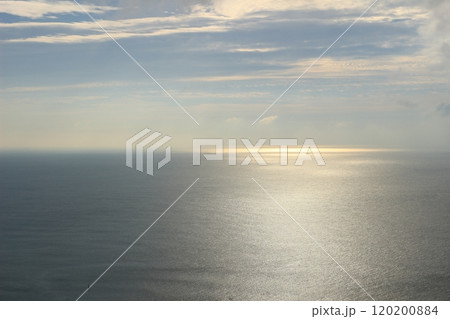 渥美半島から見た朝日が眩しい太平洋の風景 120200884