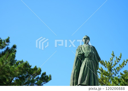 高知県桂浜で青空をバックに立つ坂本龍馬像【11月】 120200888