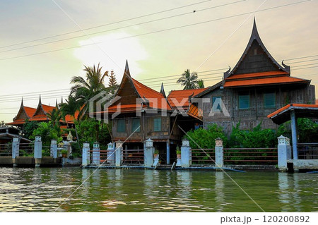 メークローン川の夕焼け 120200892