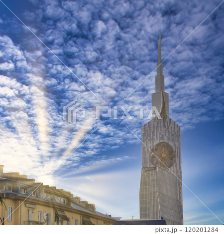 バトゥミの街中の塔に差し込む太陽光線合成 120201284