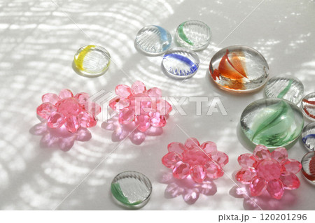 爽やかな印象のビー玉やおはじきの素材画像 爽やかな印象のビー玉やおはじきの素材画像 120201296