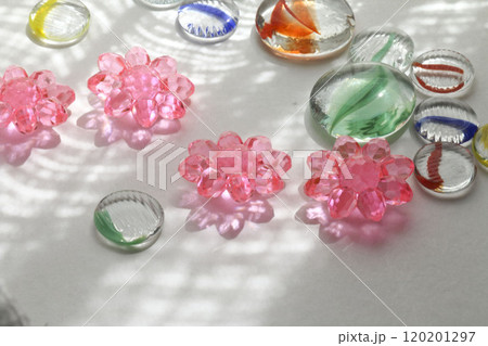 爽やかな印象のビー玉やおはじきの素材画像 120201297