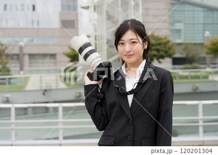 スーツを着た女性カメラマン スーツを着た女性カメラマン 120201304