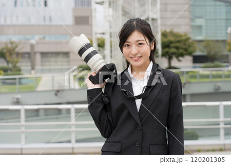 スーツを着た女性カメラマン 120201305