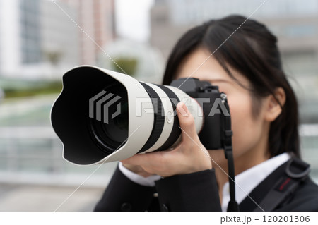 スーツを着た女性カメラマン スーツを着た女性カメラマン 120201306