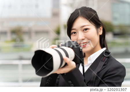スーツを着た女性カメラマン 120201307