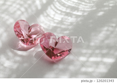 爽やかな雰囲気のアクリルハートの素材画像 120201343