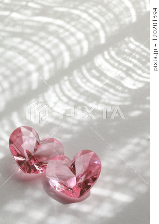 爽やかな雰囲気のアクリルハートの素材画像 120201394