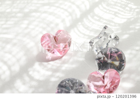 爽やかな雰囲気のアクリルハートの素材画像 120201396