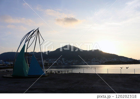 函館港より函館山を望む 120202318