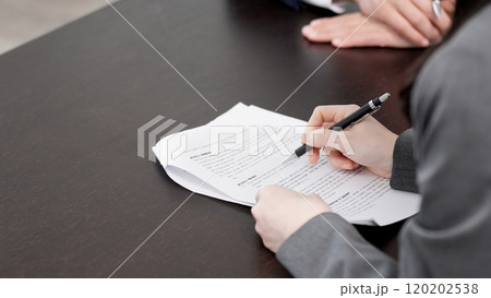 契約書をチェックするビジネスウーマン 契約書をチェックするビジネスウーマン 120202538