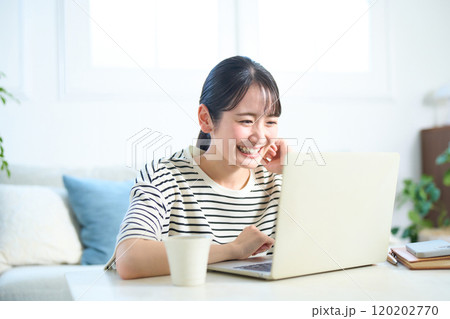 パソコン画面を見る若い女性 リビング ワンルーム パソコン画面を見る若い女性 リビング ワンルーム 120202770