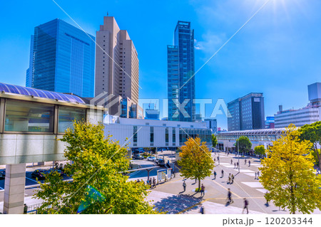 日本の横浜都市景観 桜木町駅や横浜市役所などのビル群、奥に再開発中のビル…新時代に希望の光＝13日 120203344