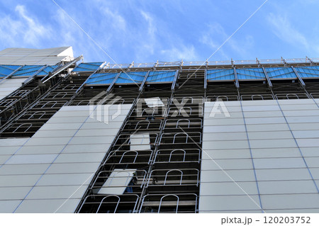 大規模修繕の工事現場　防音パネル仮設の組み立て風景 120203752