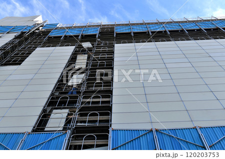 大規模修繕の工事現場 防音パネル仮設の組み立て風景 大規模修繕の工事現場 防音パネル仮設の組み立て風景 120203753