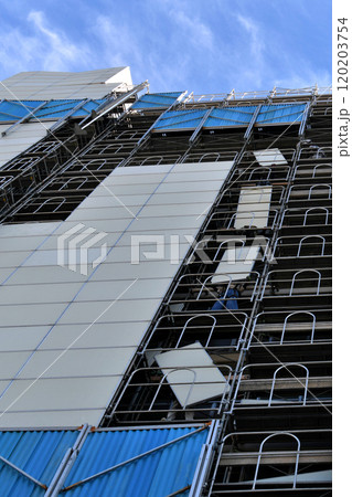 大規模修繕の工事現場　防音パネル仮設の組み立て風景 120203754