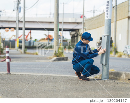 事故現場を確認する捜査員 120204157