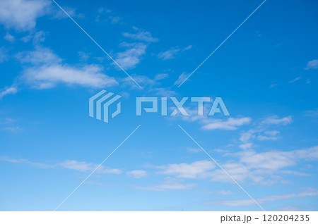 清々しく晴れた青空 120204235