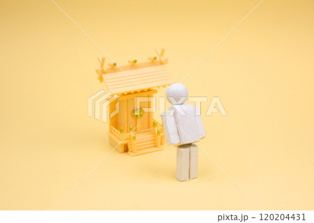 神社に参拝する人 120204431