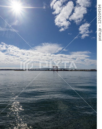 弁天島から見る浜名湖と鳥居の風景 120204594
