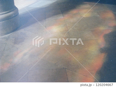 教会の床に反射するステンドグラスの光 120204667