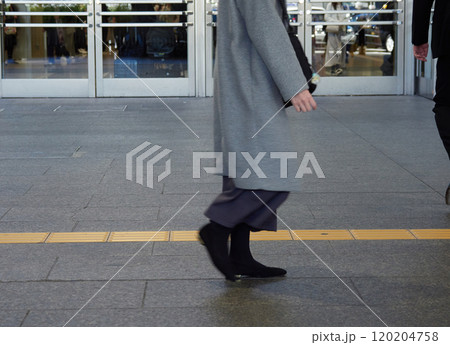 冬の名古屋の駅前の繁華街で歩く女性と人々の姿 120204758