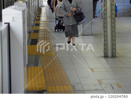 朝の名古屋駅のホームを歩く人々の姿	 120204760