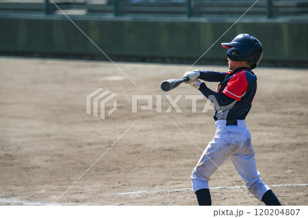 少年野球試合風景 ナイスバッティング 120204807