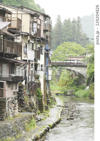 山間の城下町 川沿いに軒を連ねる古民家 120204826