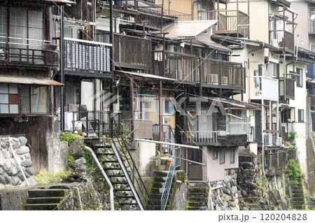 山間の城下町 川沿いに軒を連ねる古民家 120204828