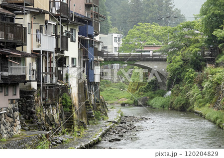 山間の城下町 川沿いに軒を連ねる古民家 120204829