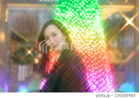 冬のイルミネーションを楽しむ女性 冬のイルミネーションを楽しむ女性 120205483