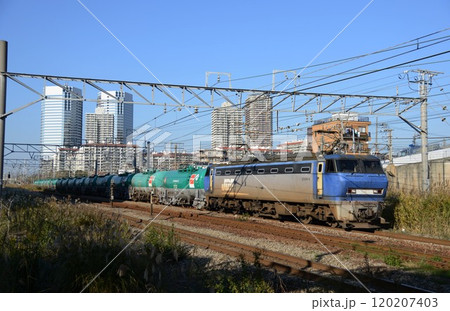 新川崎駅のビル群を背に走る貨物列車 120207403