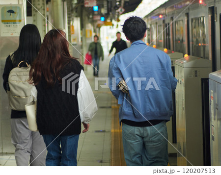 名古屋駅のホームで電車に乗る人々の姿 120207513