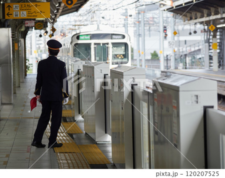 名古屋駅のホームで仕事している男性駅係員の姿 120207525