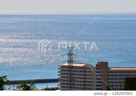 輝く海を望む県営北中城団地 輝く海を望む県営北中城団地 120207605