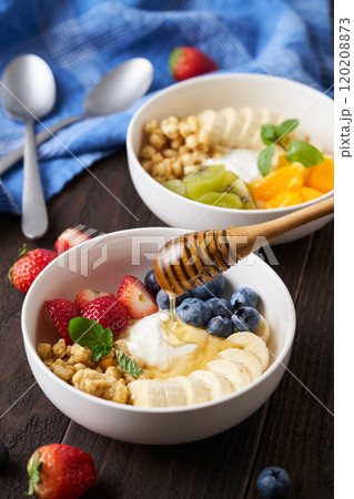 グリークヨーグルトボウルにハチミツをかける 120208873