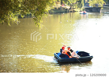 city park without people on an autumn day, bright rays of the sun shine through the crowns of maple trees 120209000