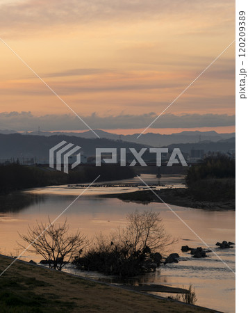 大和川沿いの朝焼け 大和川沿いの朝焼け 120209389