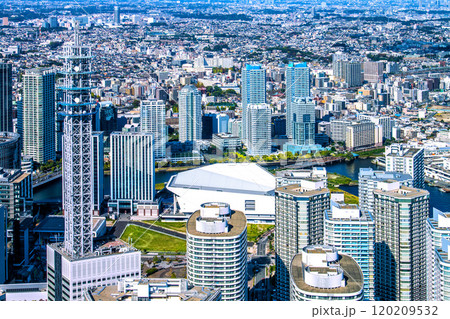 日本の横浜都市景観 みなとみらいのKアリーナや新高島駅周辺、タワーマンション群などを望む＝13日 120209532