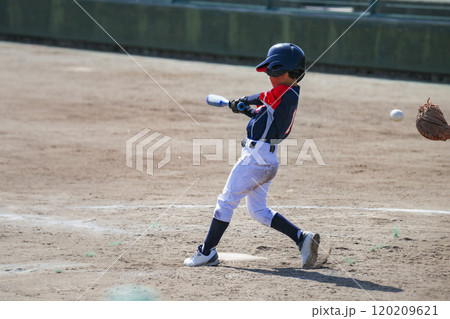 少年野球試合風景 ナイススイング 120209621