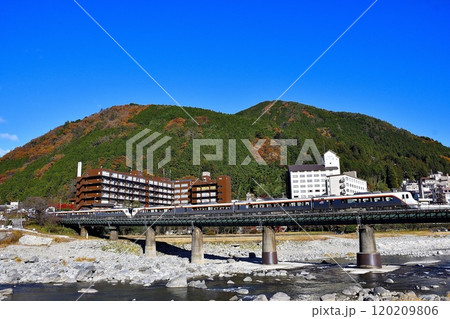 秋の下呂温泉の鉄橋を渡る鉄道風景② 120209806