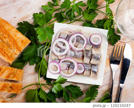 Salted herring fillet with onion 120210287
