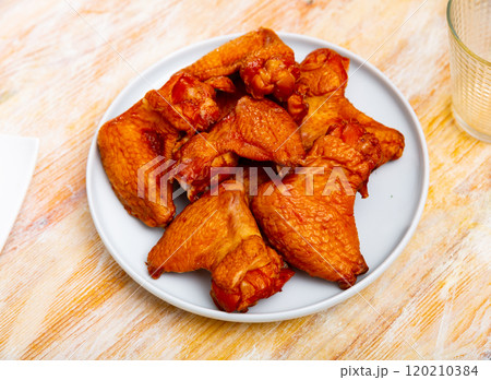 Crispy smoked chicken wings served in a flat plate Crispy smoked chicken wings served in a flat plate 120210384