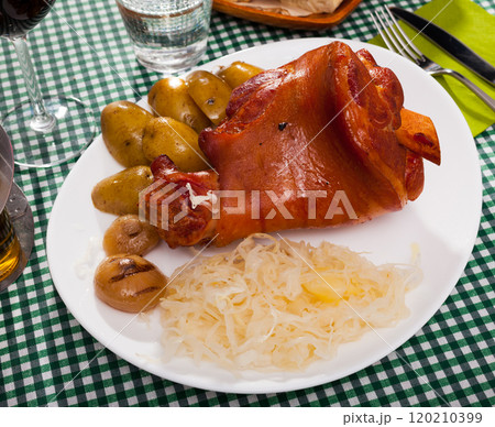 Baked pork knuckle 120210399