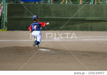 少年野球試合風景 熱投するピッチャー 120210457