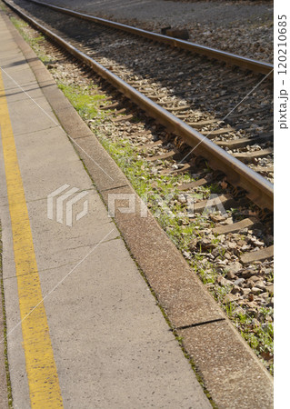 Train tracks 120210685